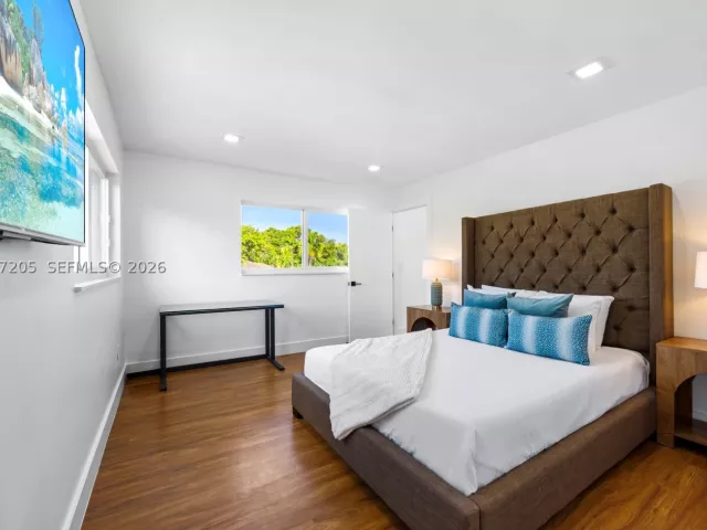 Продажа дома по адресу 1651 SW 13th Ave - фото 8978433
