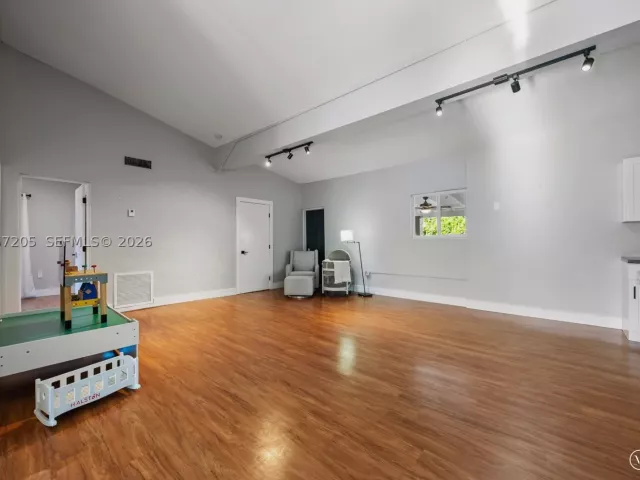 Продажа дома по адресу 1651 SW 13th Ave - фото 8978435