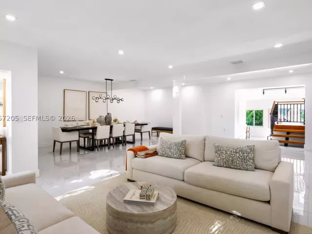 Продажа дома по адресу 1651 SW 13th Ave - фото 8978374