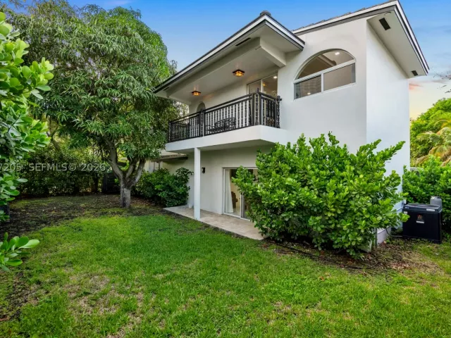 Продажа дома по адресу 1651 SW 13th Ave - фото 8978439