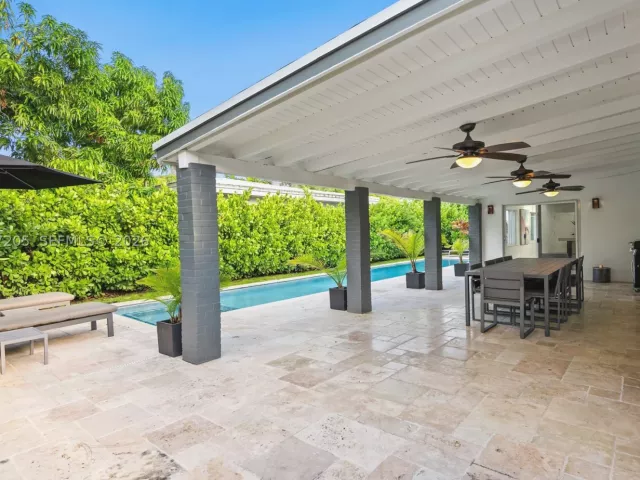 Продажа дома по адресу 1651 SW 13th Ave - фото 8978441