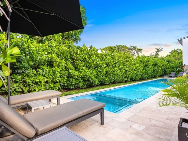 Продажа дома по адресу 1651 SW 13th Ave - фото 8978442