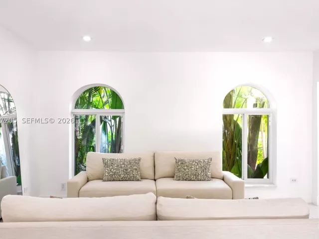 Продажа дома по адресу 1651 SW 13th Ave - фото 8978375