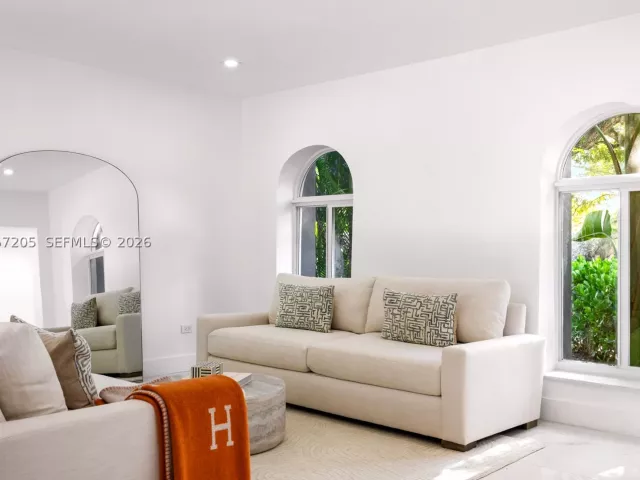Продажа дома по адресу 1651 SW 13th Ave - фото 8978376