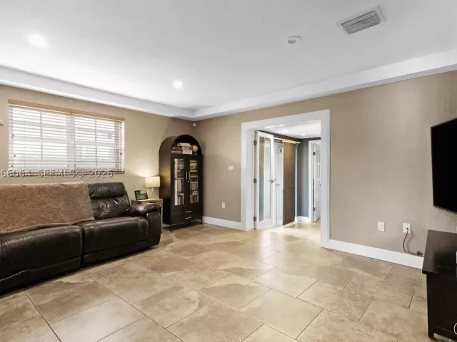 Продажа дома по адресу 3500 SW 13th St - фото 8988683