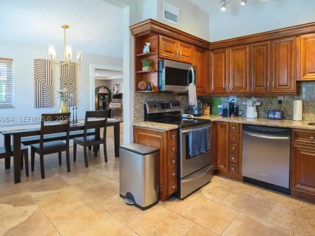 Продажа дома по адресу 3500 SW 13th St - фото 8988691