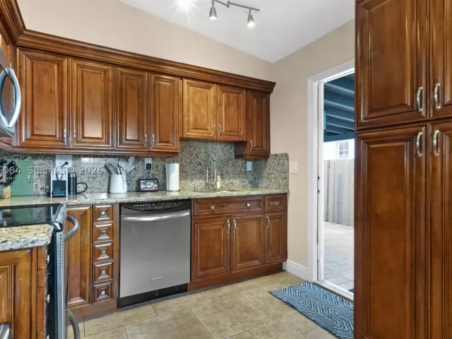Продажа дома по адресу 3500 SW 13th St - фото 8988695