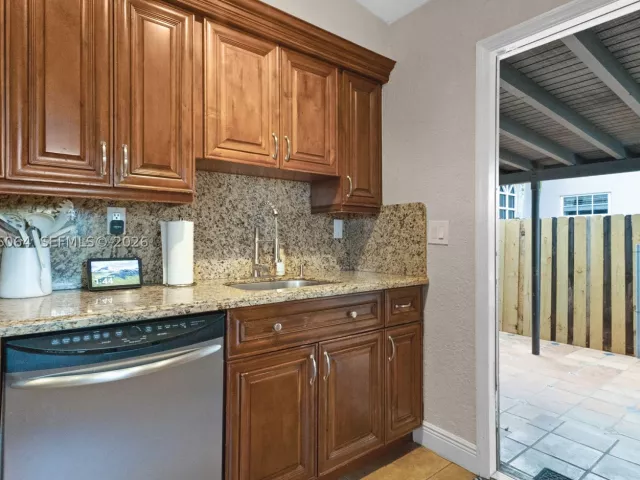 Продажа дома по адресу 3500 SW 13th St - фото 8988696