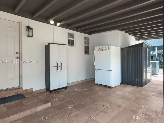 Продажа дома по адресу 3500 SW 13th St - фото 8988697