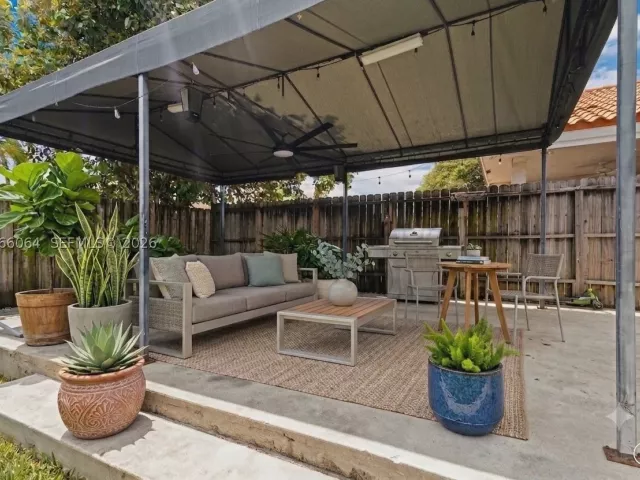 Продажа дома по адресу 3500 SW 13th St - фото 8988721