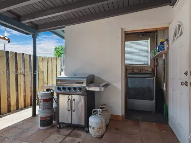 Продажа дома по адресу 3500 SW 13th St - фото 8988729