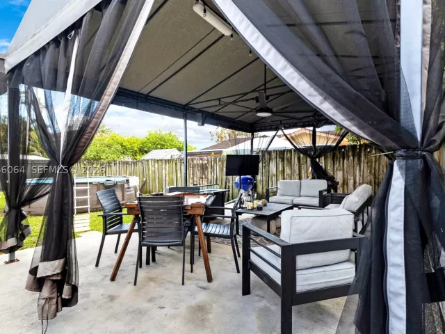 Продажа дома по адресу 3500 SW 13th St - фото 8988737