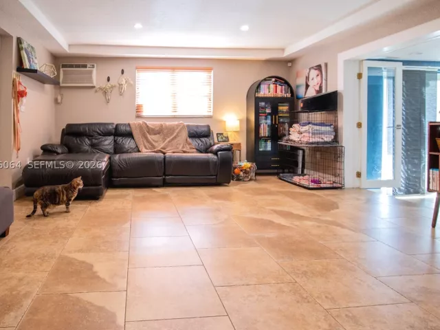 Продажа дома по адресу 3500 SW 13th St - фото 8988679