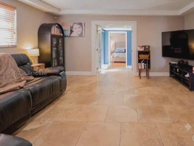 Продажа дома по адресу 3500 SW 13th St - фото 8988680