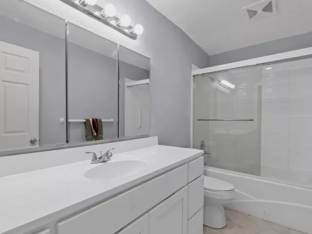 Продажа дома по адресу 1255 SW 15TH Avenue - фото 9281936