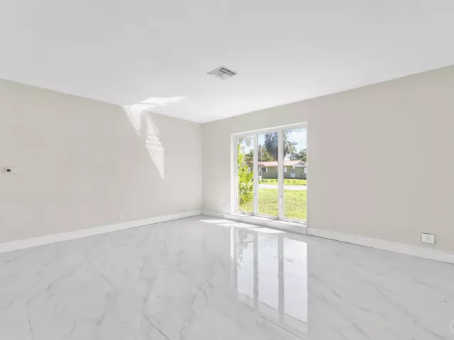 Продажа дома по адресу 1255 SW 15TH Avenue - фото 9281938