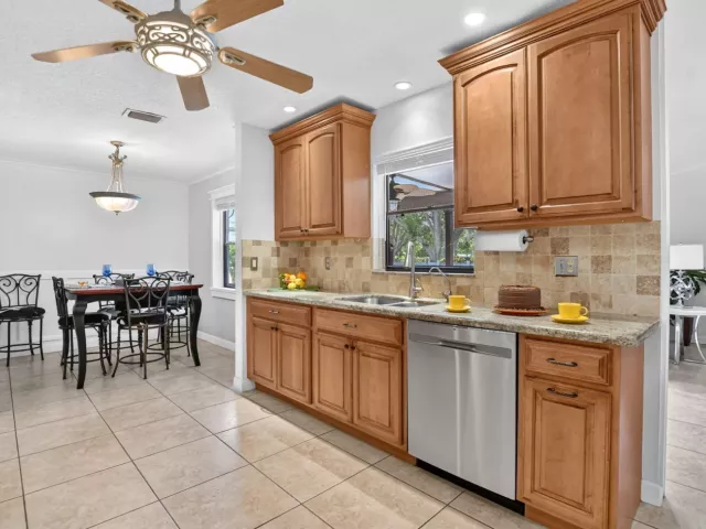 Продажа дома по адресу 760 NW 41st Terrace - фото 9181297