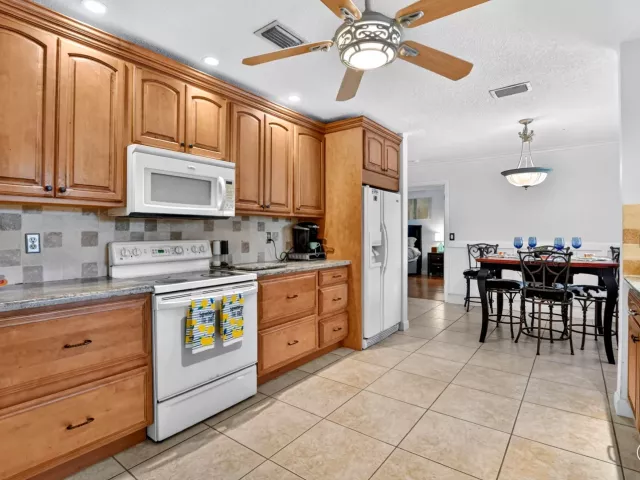 Продажа дома по адресу 760 NW 41st Terrace - фото 9181298