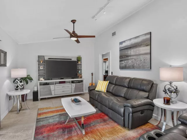 Продажа дома по адресу 760 NW 41st Terrace - фото 9181301