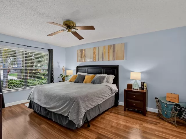 Продажа дома по адресу 760 NW 41st Terrace - фото 9181305