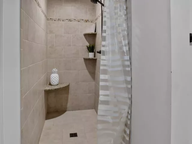 Продажа дома по адресу 760 NW 41st Terrace - фото 9181309