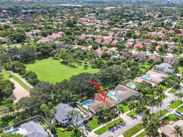 Продажа дома по адресу 760 NW 41st Terrace - фото 9181283