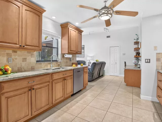 Продажа дома по адресу 760 NW 41st Terrace - фото 9181294