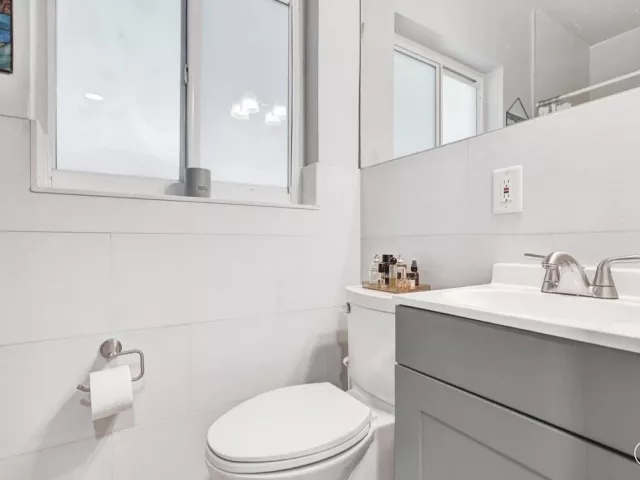 Продажа дома по адресу 13105 NE 13th Avenue - фото 9045967
