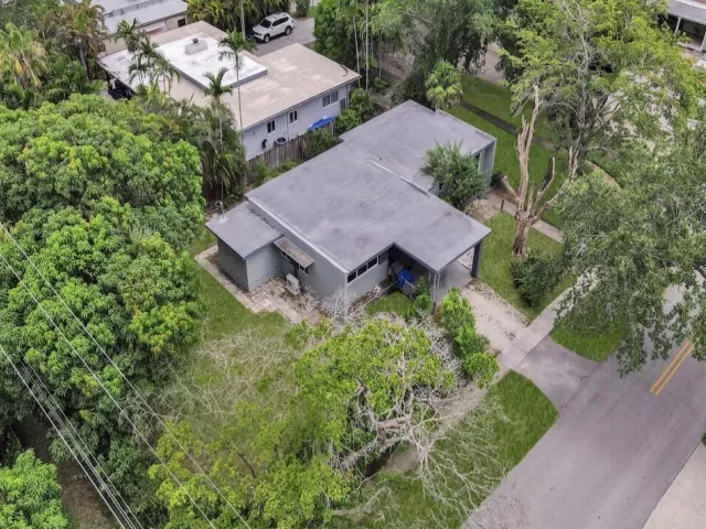 Продажа дома по адресу 13105 NE 13th Avenue - фото 9045977