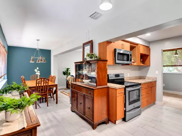 Продажа дома по адресу 13105 NE 13th Avenue - фото 9045953