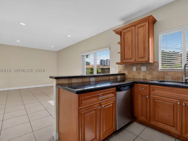 Продажа дома по адресу 6776 SW 22nd St - фото 9259720