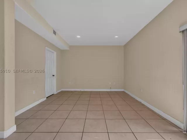 Продажа дома по адресу 6776 SW 22nd St - фото 9259724