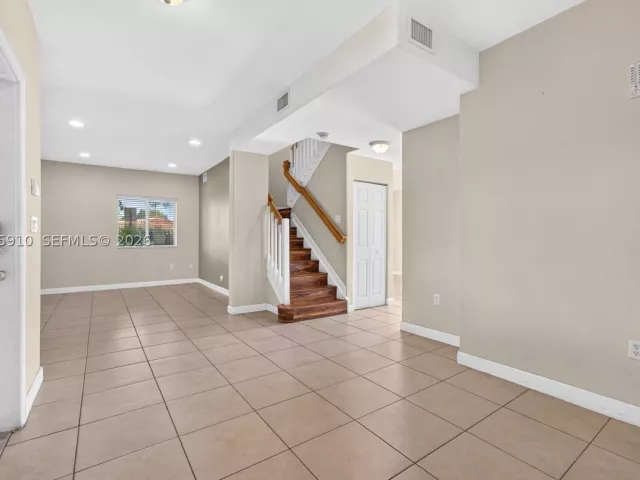 Продажа дома по адресу 6776 SW 22nd St - фото 9259709