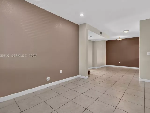 Продажа дома по адресу 6776 SW 22nd St - фото 9259713