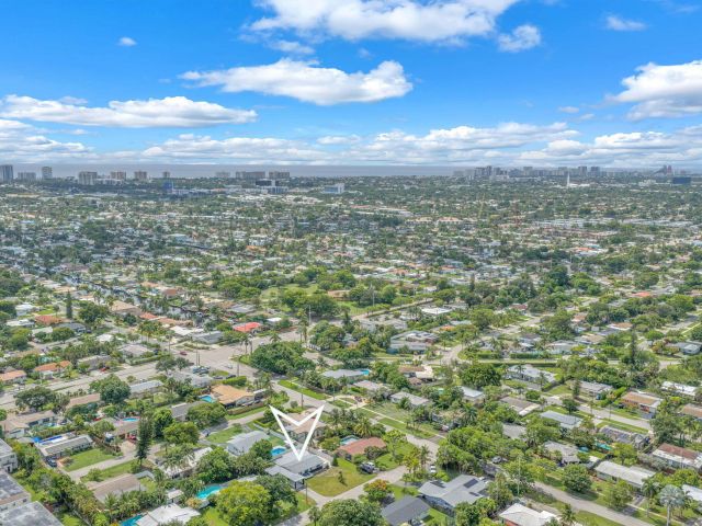 Продажа дома по адресу 850 SW 1st Terrace - фото 9014380