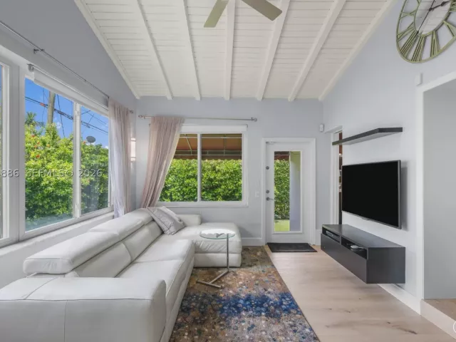 Продажа дома по адресу 810 Venetia Ave - фото 8996226