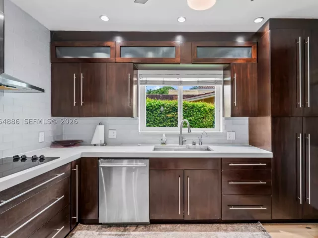 Продажа дома по адресу 810 Venetia Ave - фото 8996229