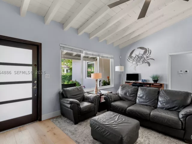 Продажа дома по адресу 810 Venetia Ave - фото 8996219