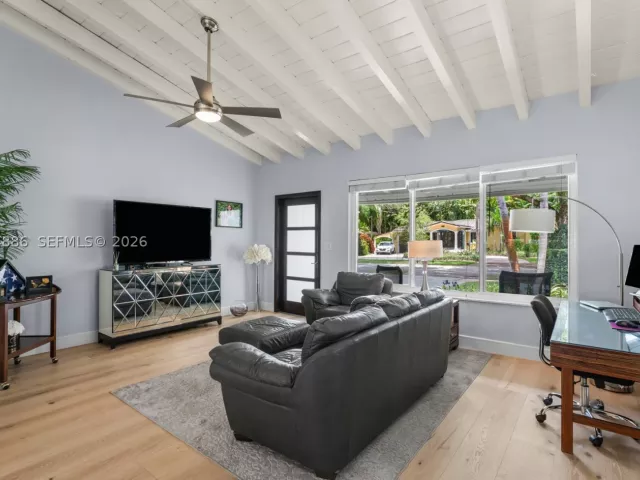 Продажа дома по адресу 810 Venetia Ave - фото 8996220