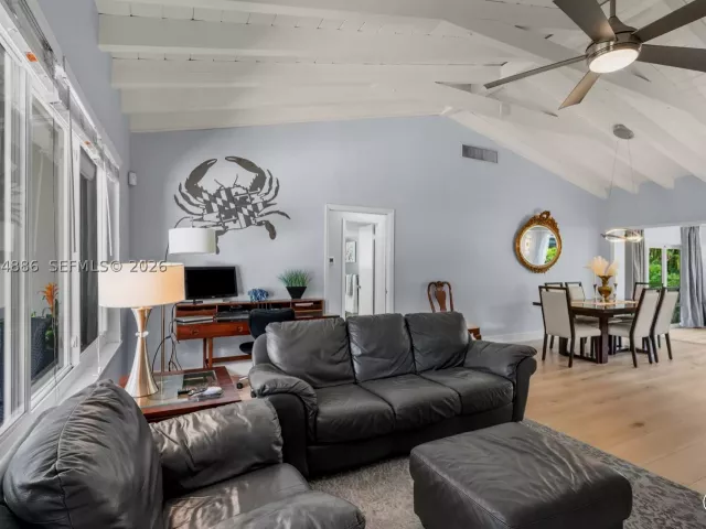 Продажа дома по адресу 810 Venetia Ave - фото 8996221