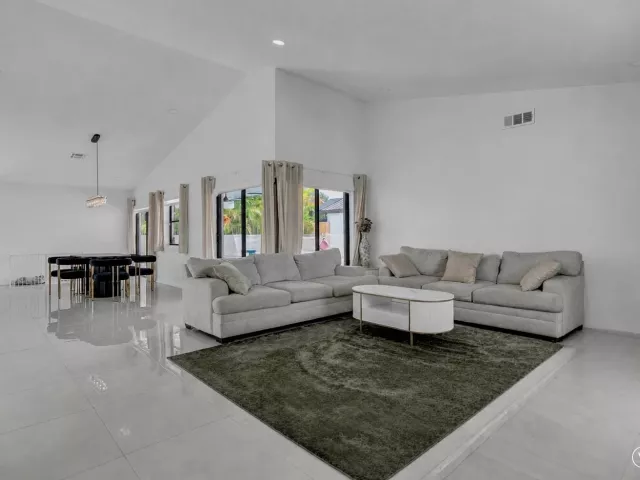 Продажа дома по адресу 21641 SUTTERS Lane - фото 9043863