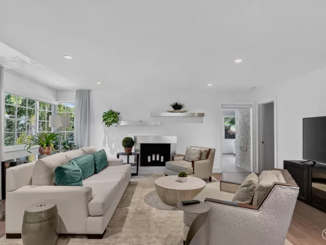 Продажа дома по адресу 335 NE 7th Street - фото 9310944
