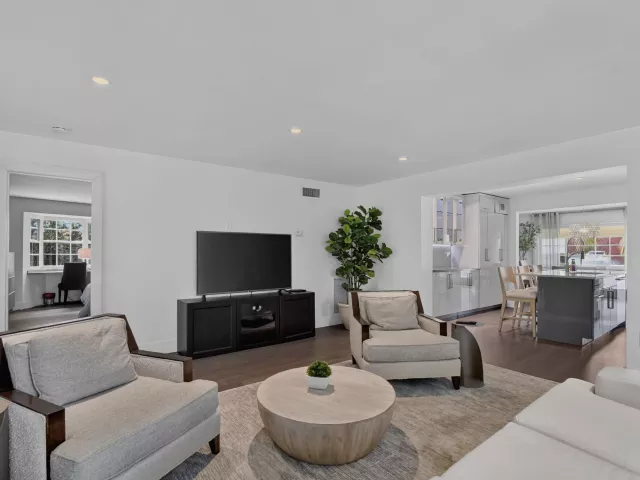 Продажа дома по адресу 335 NE 7th Street - фото 9310946