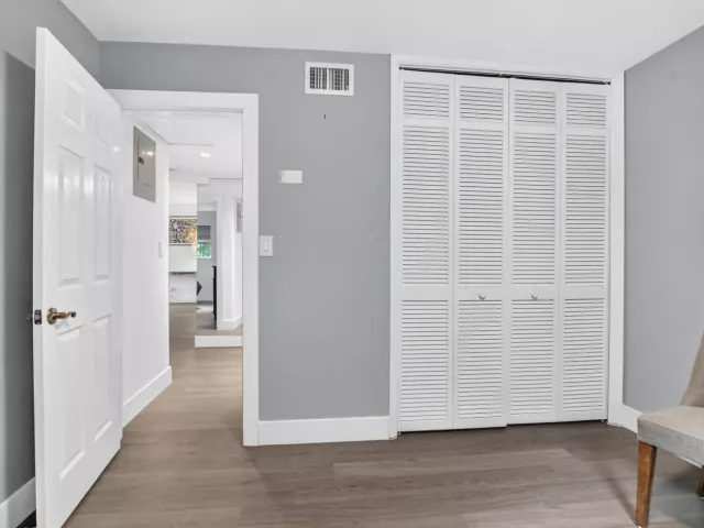 Продажа дома по адресу 335 NE 7th Street - фото 9310967