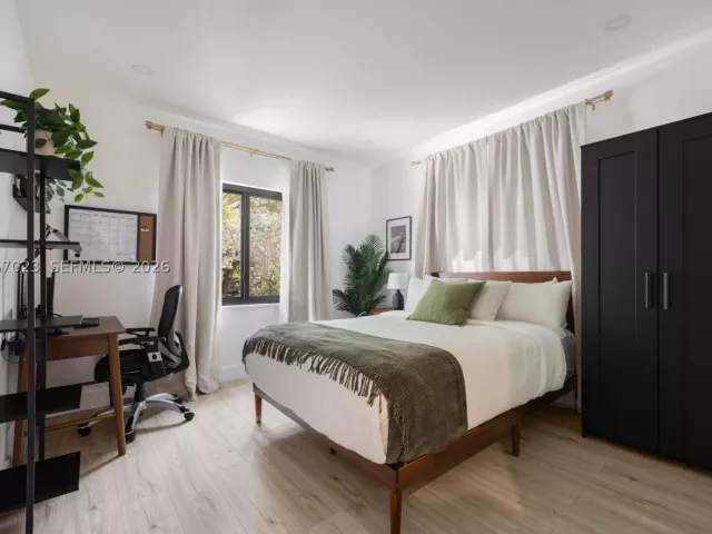Продажа дома по адресу 1868 SW 13th St - фото 9300597