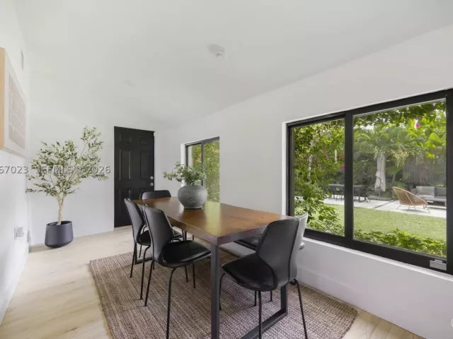 Продажа дома по адресу 1868 SW 13th St - фото 9300602