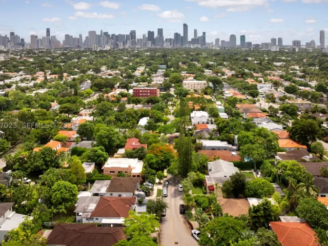 Продажа дома по адресу 1868 SW 13th St - фото 9300613