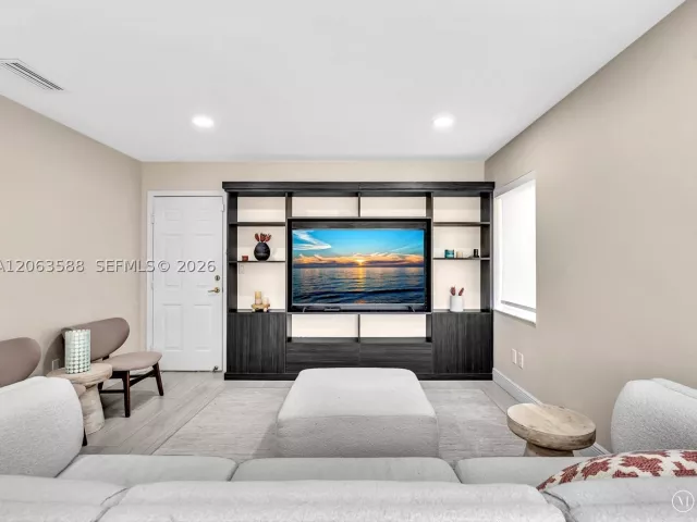 Продажа дома по адресу 1385 NW 192nd Ter - фото 9043930
