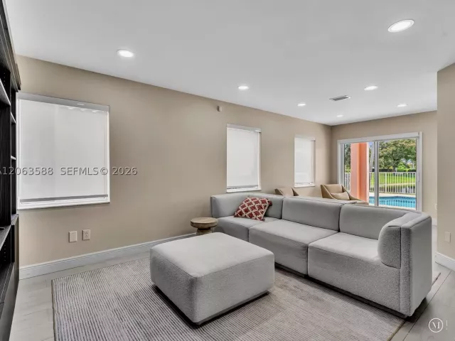 Продажа дома по адресу 1385 NW 192nd Ter - фото 9043932