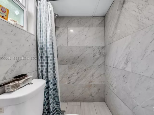 Продажа дома по адресу 1490 NE 151st Ter - фото 9065947